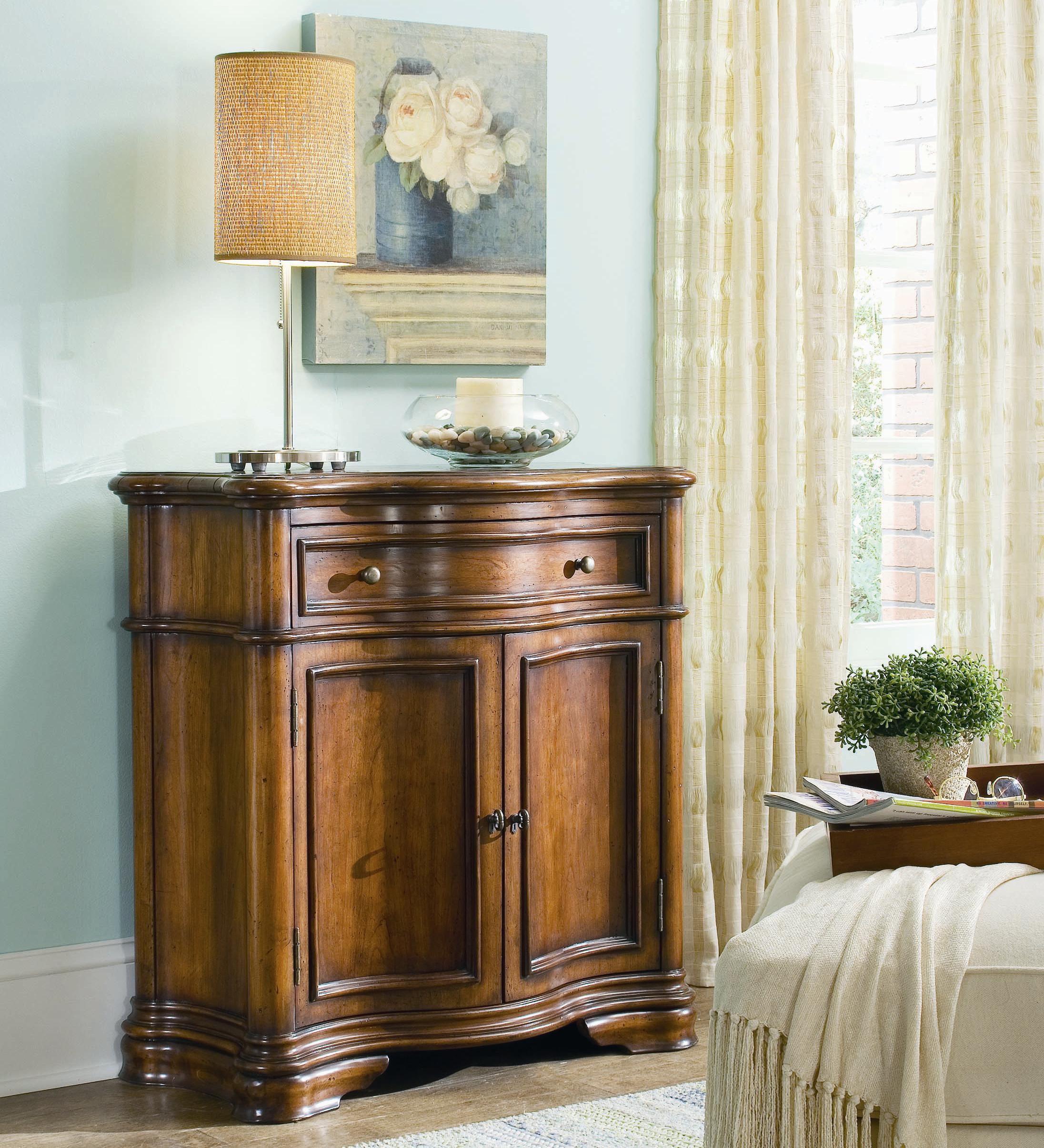 Hooker Furniture Waverly Place 36650106 Waverly Shaped Hall Console